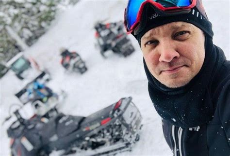 jeremy renner amputation|Jeremy Renner Broke 30 Bones in Snowplow Accident, Posts。